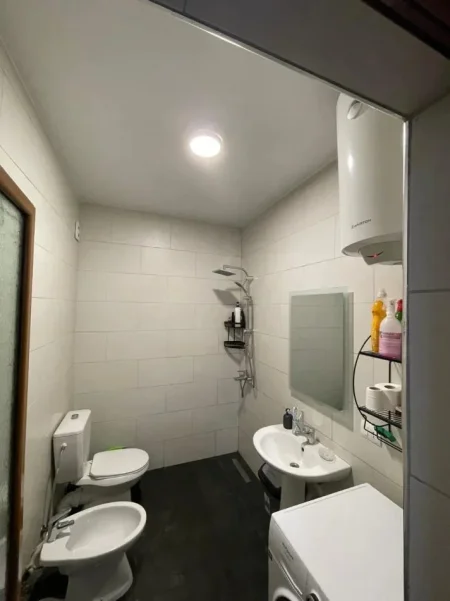 Tirane, jepet me qera apartament 1+1 Kati 4, 65 m² 650 € (Rruga e Dibrës)