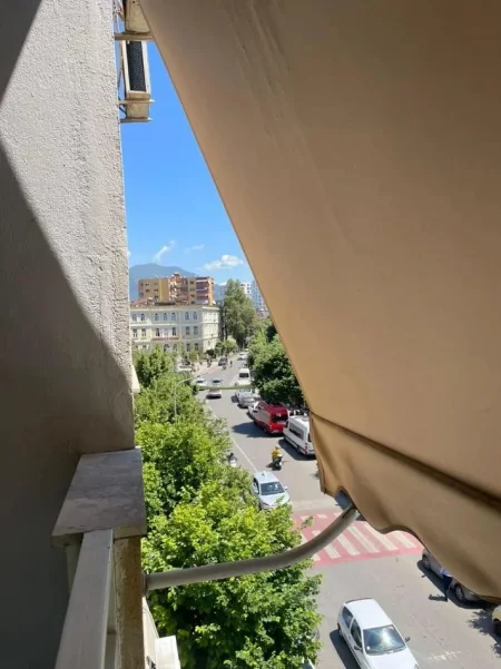 Tirane, jepet me qera apartament 1+1 Kati 4, 65 m² 650 € (Rruga e Dibrës)