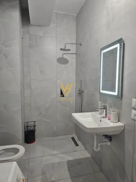 Tirane, jepet me qera apartament 1+1+Ballkon Kati 7, 70 m² 420 € (ALI DEMI)