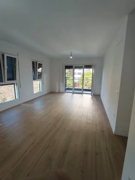 Tirane, jepet me qera apartament 2+1+Ballkon Kati 2, 620 m² 620 € (Don Bosko)