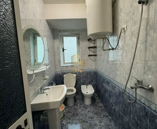 Tirane, jepet me qera apartament 1+1 Kati 1, 60 m² 400 € (Xhamllik)