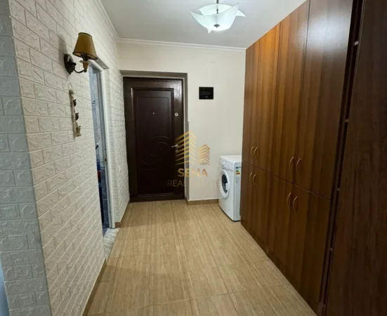 Tirane, jepet me qera apartament 1+1 Kati 1, 60 m² 400 € (Xhamllik)