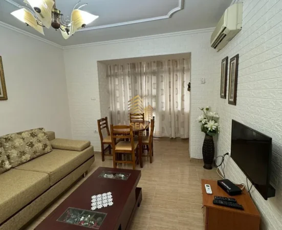 Tirane, jepet me qera apartament 1+1 Kati 1, 60 m² 400 € (Xhamllik)