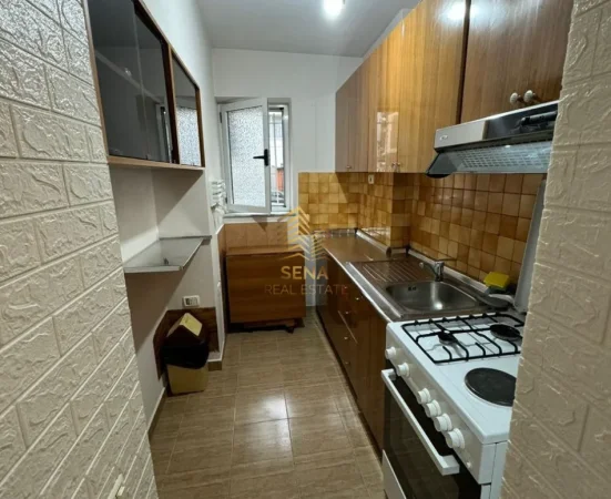 Tirane, jepet me qera apartament 1+1 Kati 1, 60 m² 400 € (Xhamllik)