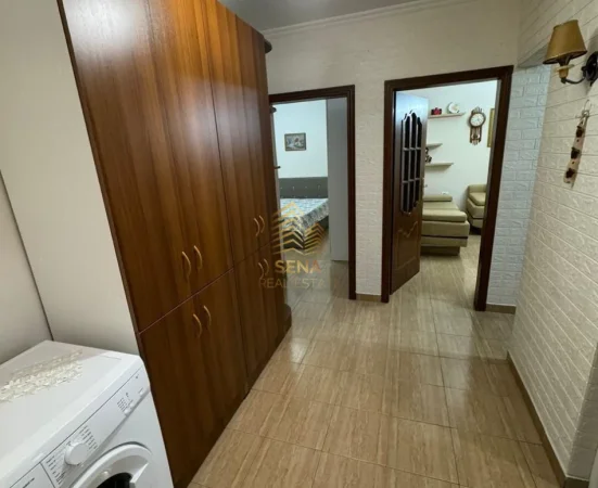 Tirane, jepet me qera apartament 1+1 Kati 1, 60 m² 400 € (Xhamllik)