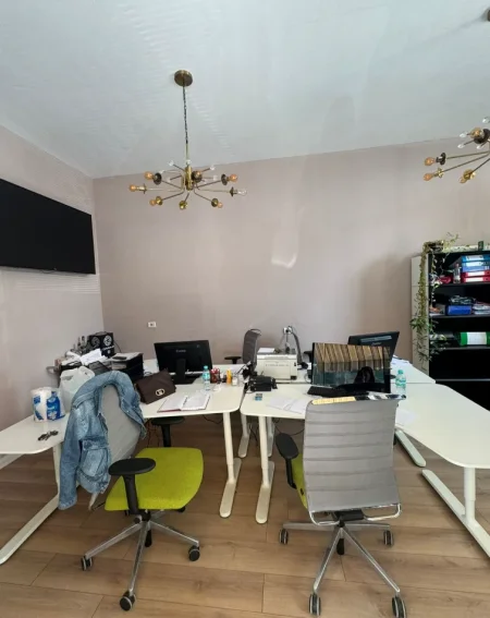 Tirane, jepet me qera ambjent biznesi Kati 0, 36 m² 550 € (Rruga Sali Butka)
