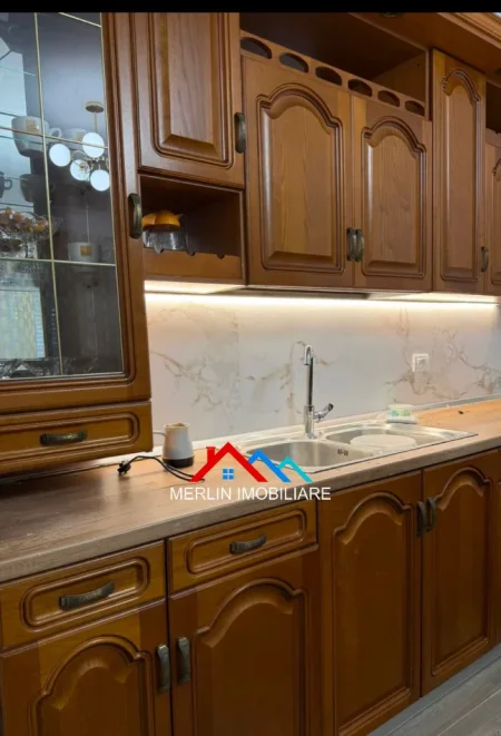 Tirane, jepet me qera apartament 2+1+Ballkon Kati 1, 100 m² 525 € (SIRI KODRA,RRUGA GJON MILI)