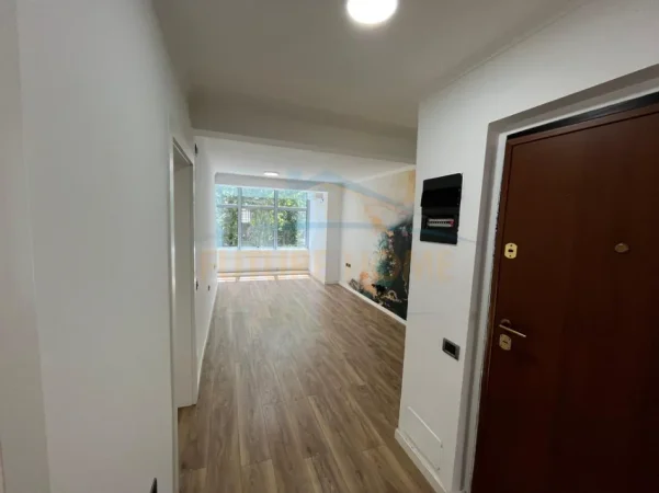 Tirane, jepet me qera ambjent biznesi Kati 1, 85 m² 800 € (21 dhjetori)