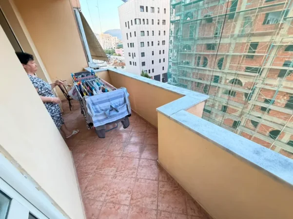 Tirane, jepet me qera apartament 1+1 Kati 5, (Ali Demi)