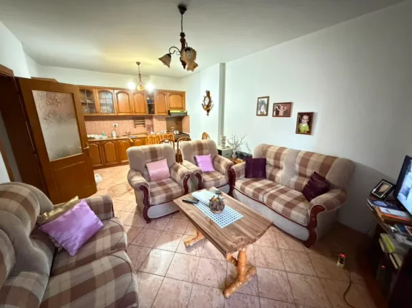 Tirane, jepet me qera apartament 1+1 Kati 5, (Ali Demi)