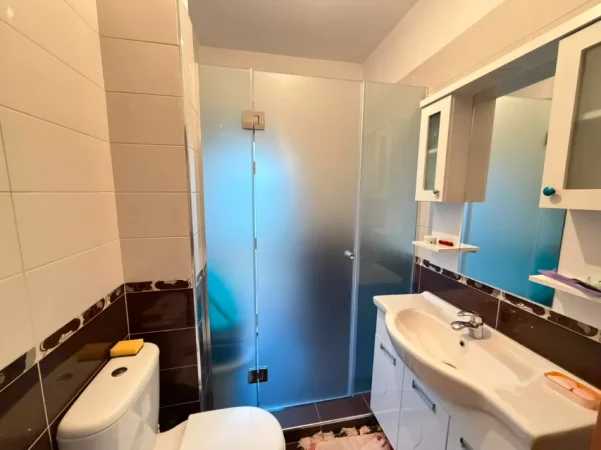 Tirane, jepet me qera apartament 1+1 Kati 5, (Ali Demi)