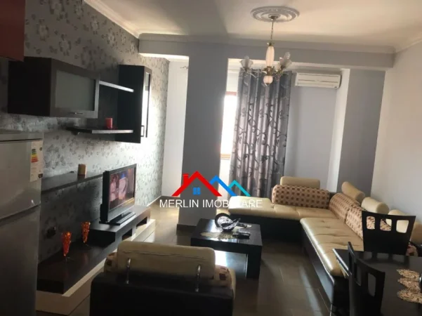 Tirane, jepet me qera apartament 2+1+Ballkon Kati 5, 90 m² 680 € (SELVIA,RRUGA E DIBRES)