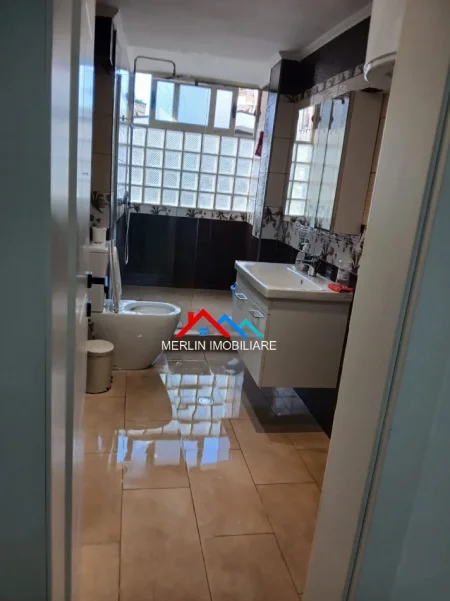 Tirane, jepet me qera zyre Kati 2, 83 m² 840 € (RRUGA KONFERENCA E PEZES,AMERICAN 3)