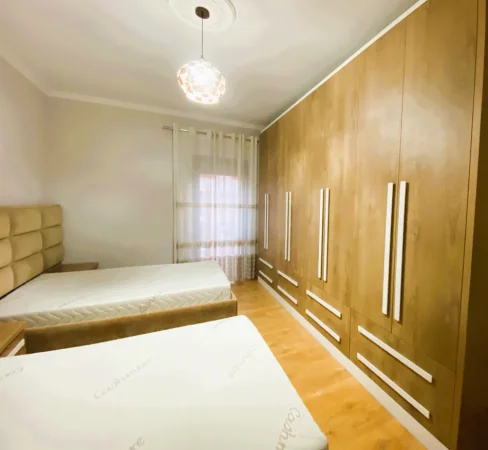 Tirane, jepet me qera apartament 3+1+Aneks+Ballkon Kati 5, 113 m² 881 € 