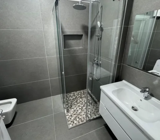Tirane, jepet me qera apartament 2+1 , 120 m² 900 € 