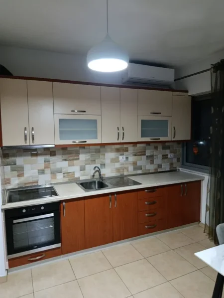 Tirane, jepet me qera apartament 2+1 Kati 3, 100 m² 500 € (Concord Center – Rruga 5 Maji)