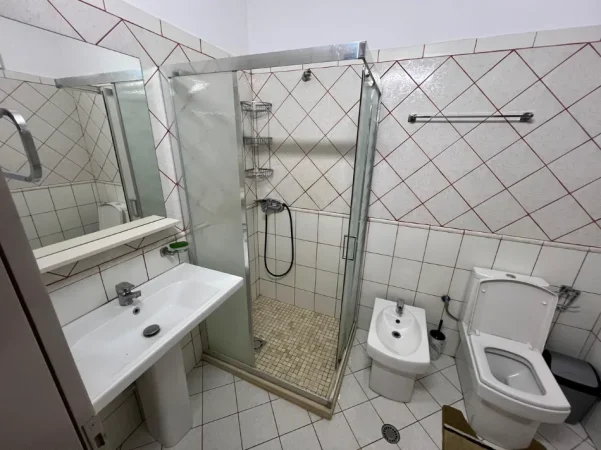 Tirane, jepet me qera apartament 2+1 , 106 m² 550 € (Astir , Vila L)