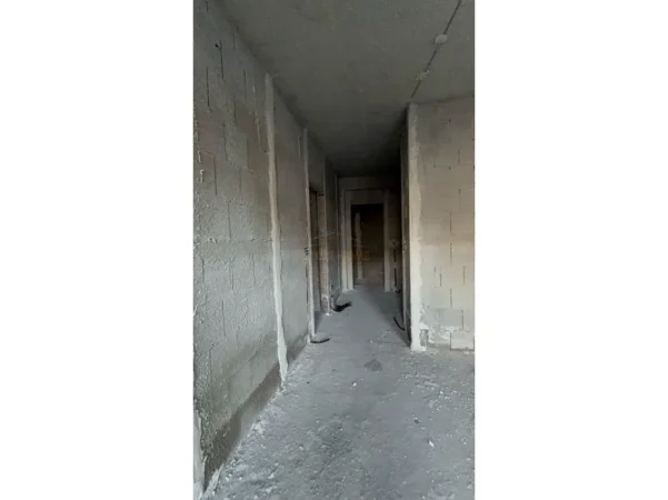 Tirane, shes apartament 2+1 Kati 3, 129 m² 303.150 € (komune e parisit)