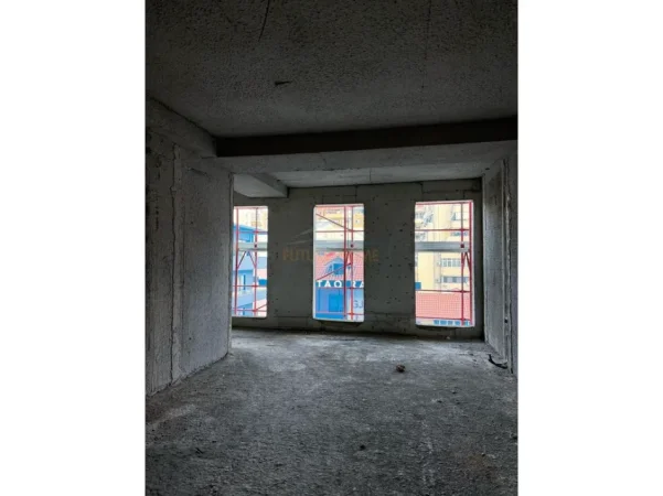 Tirane, shes apartament 2+1 Kati 3, 129 m² 303.150 € (komune e parisit)