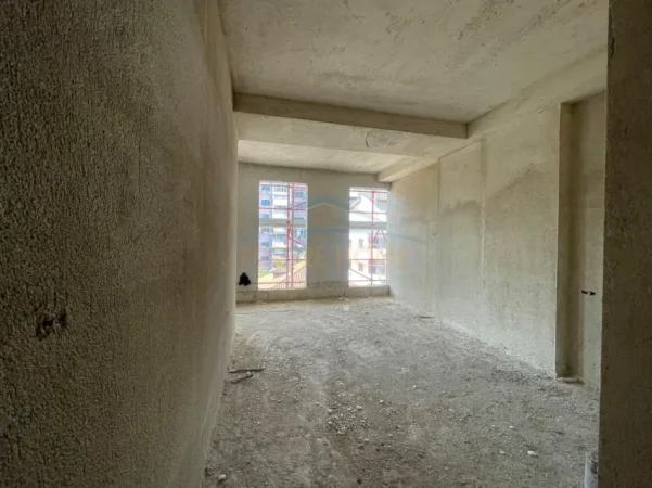 Tirane, shes apartament 2+1 Kati 3, 129 m² 303.150 € (komune e parisit)