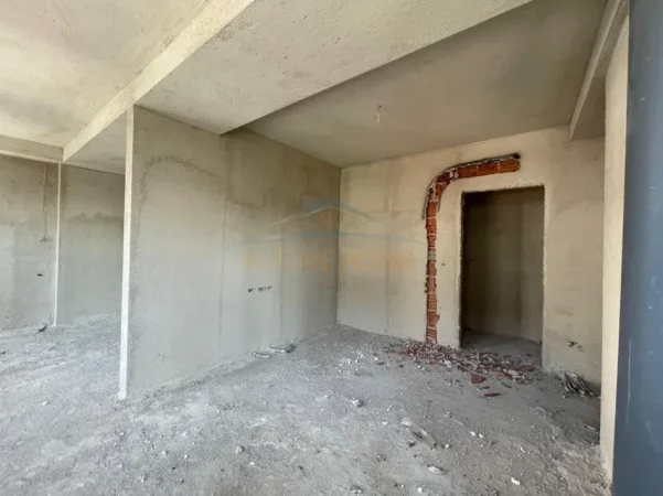 Tirane, shes apartament 2+1 Kati 3, 129 m² 303.150 € (komune e parisit)