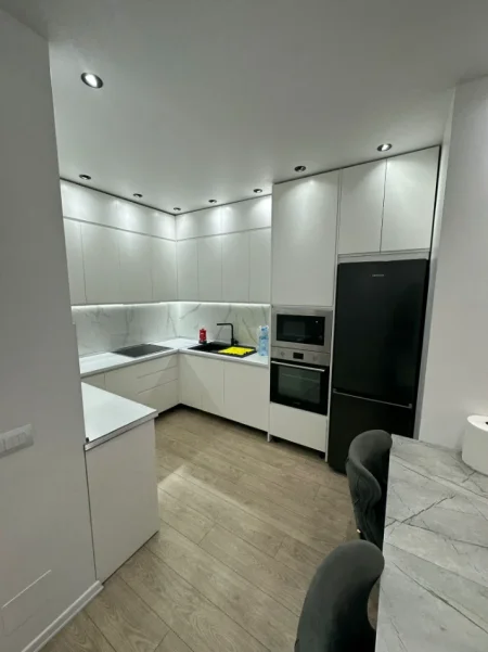 Tirane, jepet me qera apartament 3+1+Ballkon Kati 8, 112 m² 900 € (Unaza e Re)