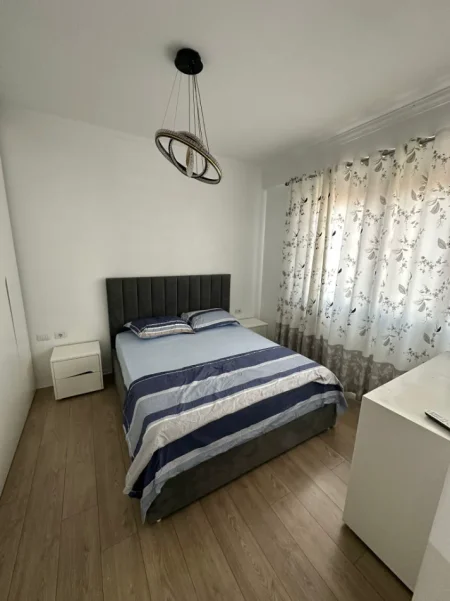 Tirane, jepet me qera apartament 3+1+Ballkon Kati 8, 112 m² 900 € (Unaza e Re)