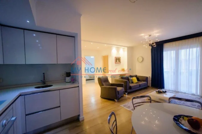 Tirane, jepet me qera apartament 2+1+Ballkon Kati 5, 105 m² 900 € (Rruga Vllazen Huta)