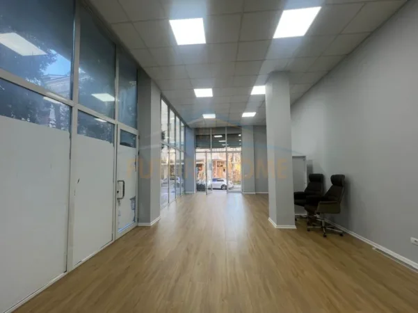 Tirane, shitet dyqan Kati 0, 60 m² 125.000 € (Rruga Shefqet Kuka,Fresk)