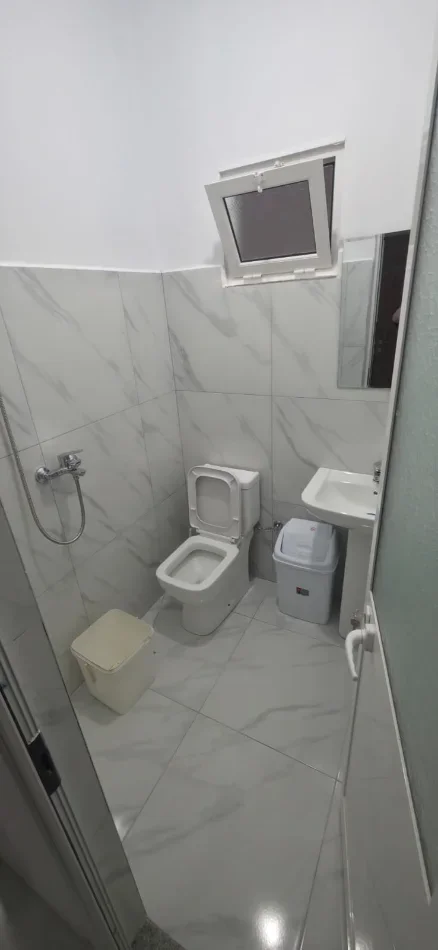 Tirane, jepet me qera Vile 1+1 Kati 1, 60 m² 300 € (Vilat Amerikane)