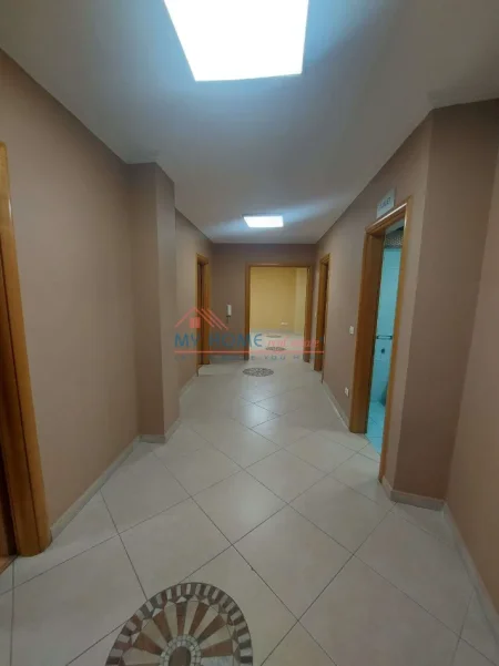 Tirane, jepet me qera zyre Kati 2, 160 m² 1.200 € (Qender)