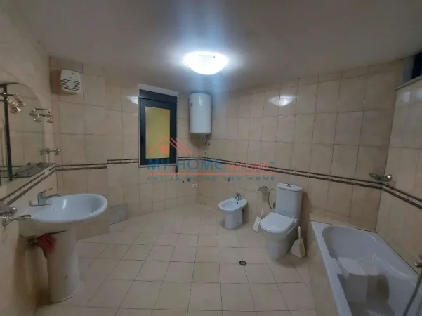 Tirane, jepet me qera zyre Kati 2, 160 m² 1.200 € (Qender)