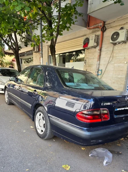 Tirane, shitet makine Shitet EClass 200 viti 2000. Nafte, blu automatik Kondicioner