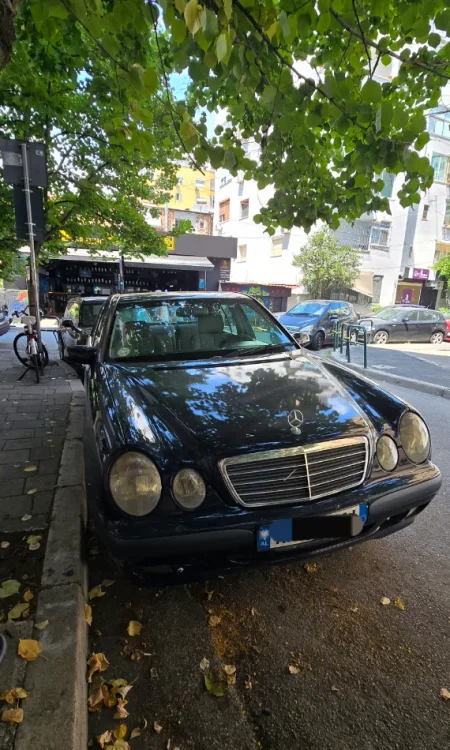 Tirane, shitet makine Shitet EClass 200 viti 2000. Nafte, blu automatik Kondicioner