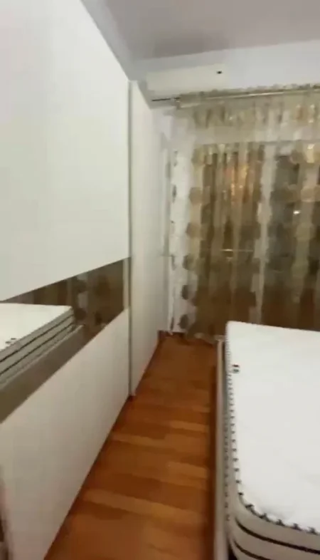 Tirane, jepet me qera apartament 1+1 Kati 1, 90 m² 550 € (Kopshti Botanik)