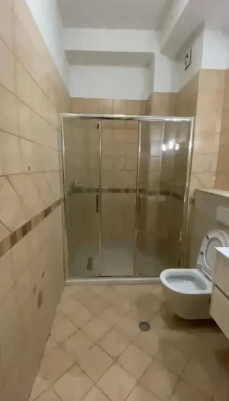 Tirane, jepet me qera apartament 1+1 Kati 1, 90 m² 550 € (Kopshti Botanik)