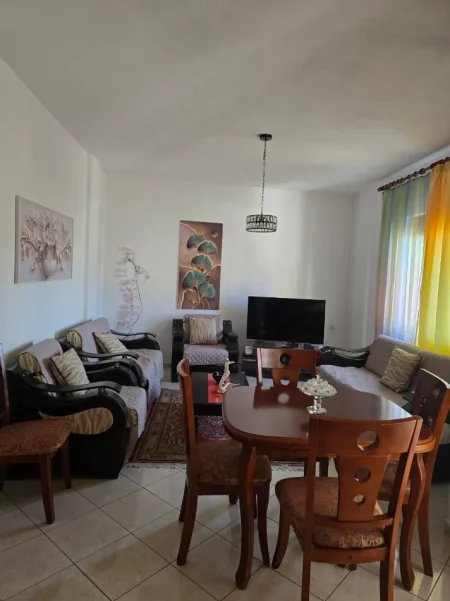 Tirane, jepet me qera apartament 2+1 , 650 € (Siri Kodra)