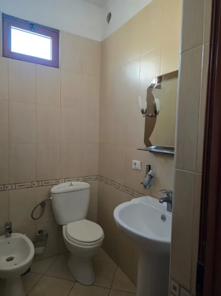 Tirane, jepet me qera apartament 2+1 , 650 € (Siri Kodra)