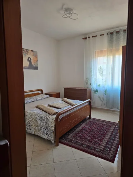 Tirane, jepet me qera apartament 2+1 , 650 € (Siri Kodra)
