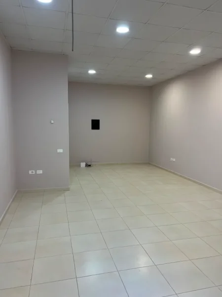Tirane, jepet me qera ambjent biznesi Kati 0, 42 m² 30.000 € (Rruga Artan Lenja Kompleksi Kontakt)