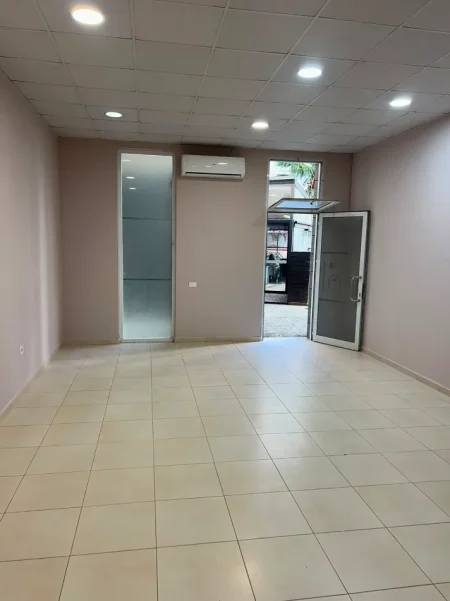 Tirane, jepet me qera ambjent biznesi Kati 0, 42 m² 30.000 € (Rruga Artan Lenja Kompleksi Kontakt)