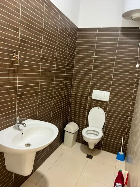 Tirane, jepet me qera ambjent biznesi Kati 0, 42 m² 30.000 € (Rruga Artan Lenja Kompleksi Kontakt)