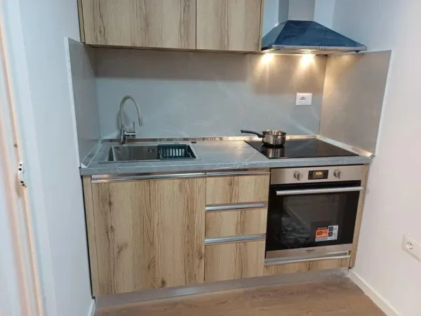 Tirane, jepet me qera apartament 1+1 Kati 5, 40 m² 500 € (Rruga Myslym Shyri)
