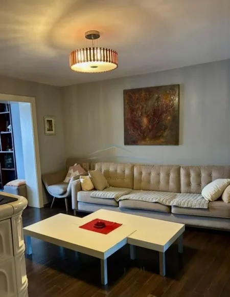 Tirane, jepet me qera apartament 3+1 , 125 € 