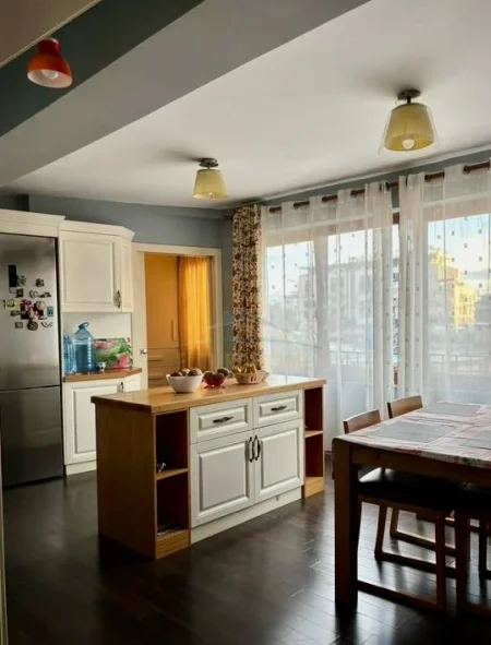 Tirane, jepet me qera apartament 3+1 , 125 € 