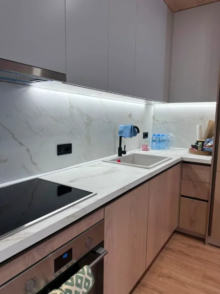 Tirane, jepet me qera apartament 1+1+Ballkon Kati 8, 75 m² 1.000 € (mine peza)