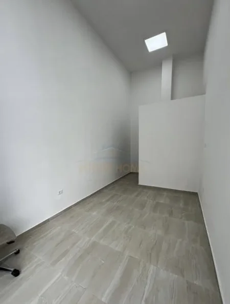 Tirane, jepet me qera ambjent biznesi , 25 m² 350 € 