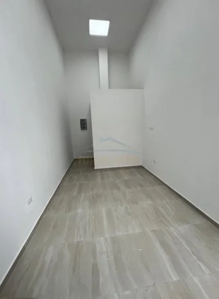 Tirane, jepet me qera ambjent biznesi , 25 m² 350 € 