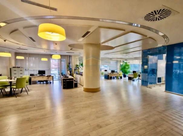 Tirane, jepet me qera ambjent biznesi , 280 m² 5.000 € 
