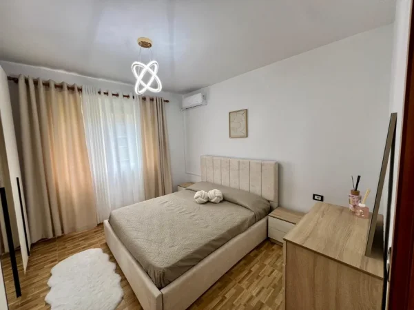 Tirane, jepet me qera apartament 1+1+Ballkon Kati 3, 70 m² 400 € (Allias)
